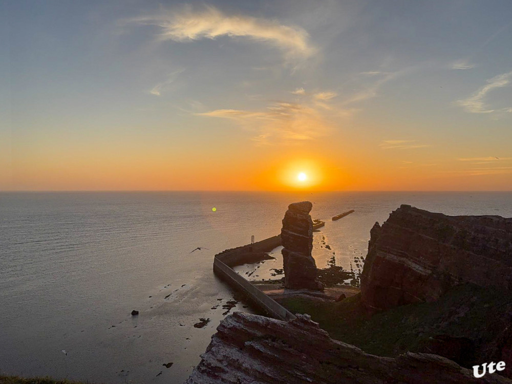 Die lange Anna
Die Lange Anna ist beliebtes Ausflugsziel für Touristen und ein Wahrzeichen für Helgoland. Der Felsen ist zwar nicht frei zugänglich, kann aber gut von oben vom benachbarten Klippenende des Oberlandes aus betrachtet werden. Am Felsen brüten mehrere Seevogel-Arten, vor allem Trottellumme, Dreizehenmöwe und Basstölpel. lt. Wikipedia
Schlüsselwörter: 2025