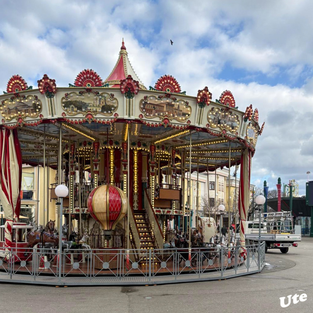 Prater
1938 ging der Prater in das Eigentum der Gemeinde Wien über. Im Zweiten Weltkrieg wurden große Teile des Pratergeländes durch zahlreiche Bombentreffer sowie durch den Bau von Schützen- und Splittergräben zerstört. Ein Großteil des Wurstelpraters fiel im April 1945 einem Brand zum Opfer. Nach 1945 wurde der Wurstelprater durch Privatinitiativen wieder aufgebaut, die verwüstete Praterlandschaft wurde durch das Stadtgartenamt wieder aufgeforstet.lt.praterwien
Schlüsselwörter: 2026