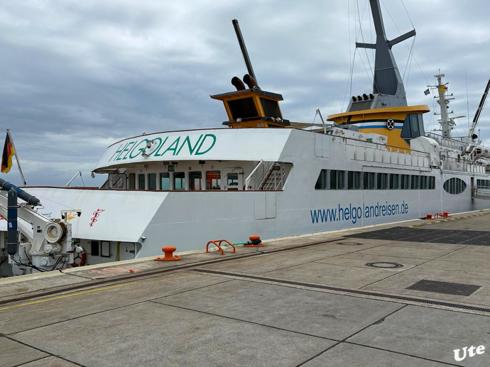 Im Hafen von Cuxhaven
Von Cuxhaven aus kann man mit der Reederei Cassen Eils ganzjährig mit der MS "Helgoland" oder dem Katamaran zur Insel Helgoland fahren. Die Überfahrt mit dem Schiff dauert etwa 2,5 Stunden, mit dem Katamaran etwas kürzer. Die MS "Helgoland" legt im Südhafen an
Schlüsselwörter: 2025