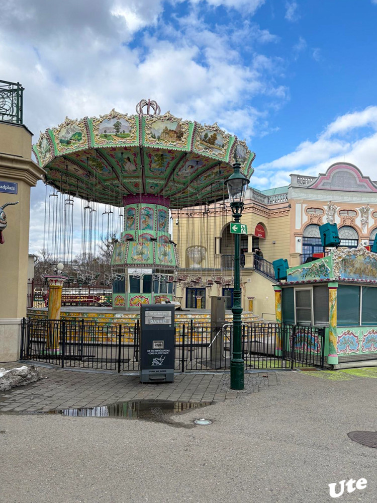 Prater
1938 ging der Prater in das Eigentum der Gemeinde Wien über. Im Zweiten Weltkrieg wurden große Teile des Pratergeländes durch zahlreiche Bombentreffer sowie durch den Bau von Schützen- und Splittergräben zerstört. Ein Großteil des Wurstelpraters fiel im April 1945 einem Brand zum Opfer. Nach 1945 wurde der Wurstelprater durch Privatinitiativen wieder aufgebaut, die verwüstete Praterlandschaft wurde durch das Stadtgartenamt wieder aufgeforstet. lt. praterwien
Schlüsselwörter: 2026