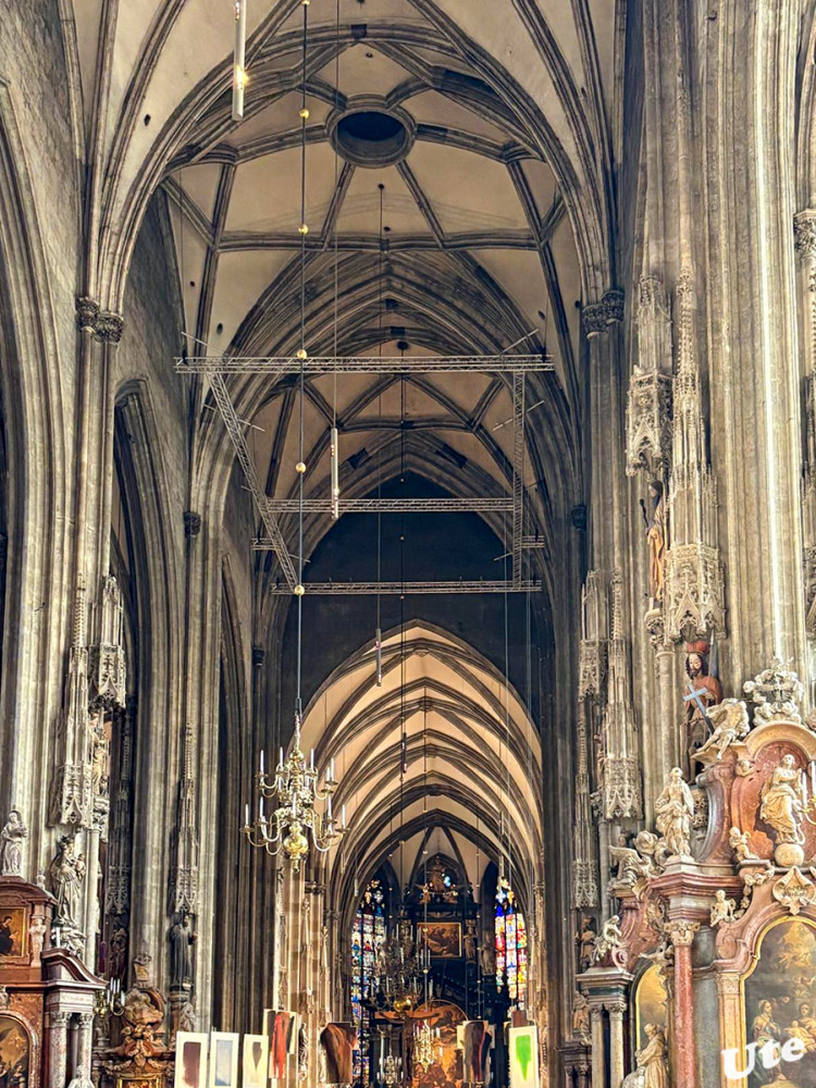 Stephansdom 
Das Hauptschiff Richtung Hochaltar
Das Hauptschiff ist wie üblich auf den Hauptaltar ausgerichtet, das linke Seitenschiff hat ein Marienprogramm, in dessen Rahmen sich dort im Mittelalter ein Marienaltar befand, der wahrscheinlich mit der Dienstbotenmadonna ausgestattet war. Das rechte Seitenschiff ist den Aposteln gewidmet. lt. Wikipedia
Schlüsselwörter: Österreich