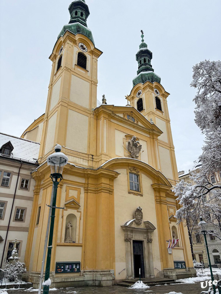 Servitenkirche
Die Servitenkirche Mariä Verkündigung ist eine römisch-katholische Pfarrkirche im 9. Wiener Gemeindebezirk Alsergrund. Der barocke Sakralbau stammt aus dem 17. Jahrhundert und wurde zum architektonischen Vorbild zahlreicher späterer Barockkirchen. lt. Wikipedia
Schlüsselwörter: 2026