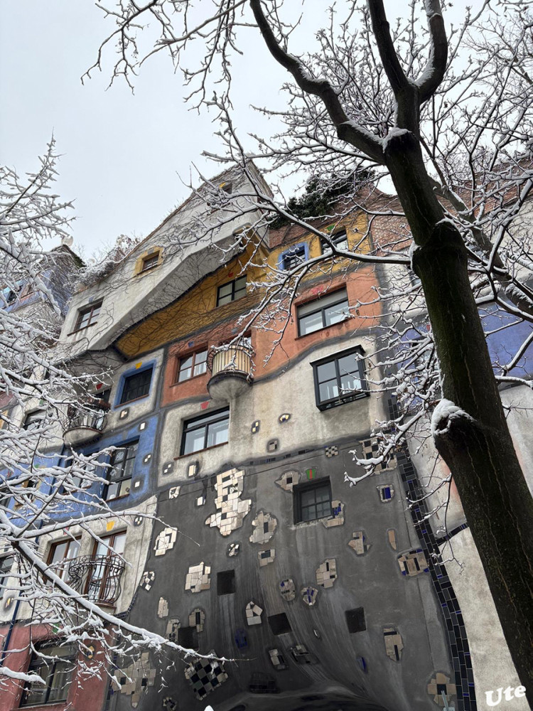 Hundertwasserhaus
Das Hundertwasserhaus ist eine von 1983 bis 1985 erbaute Wohnhausanlage der Gemeinde Wien und befindet sich an der Ecke Kegelgasse 34–38 und Löwengasse 41–43 im 3. Wiener Gemeindebezirk, Landstraße. lt. Wikipedia
Schlüsselwörter: 2026