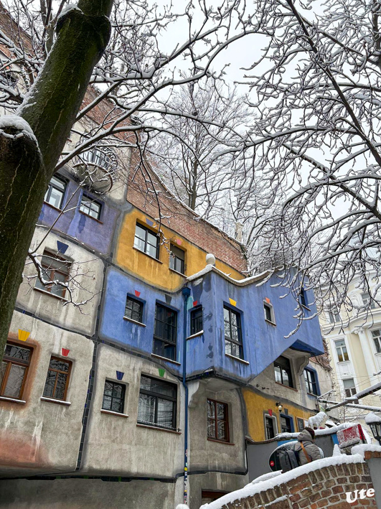 Hundertwasserhaus
Hauseigentümer ist die Gemeinde Wien. Die Baukosten lagen umgerechnet bei ca. 6 Millionen Euro. Gebaut wurde vom 16. August 1983 bis 15. Oktober 1985; die Eröffnung war am 1. März 1986. Die verbaute Grundfläche beträgt 1092 m², die reine Wohnfläche ca. 3550 m². Es gibt 50 Wohnungen, vier Geschäftslokale und eine Arztpraxis. lt. Wikipedia
Schlüsselwörter: 2026