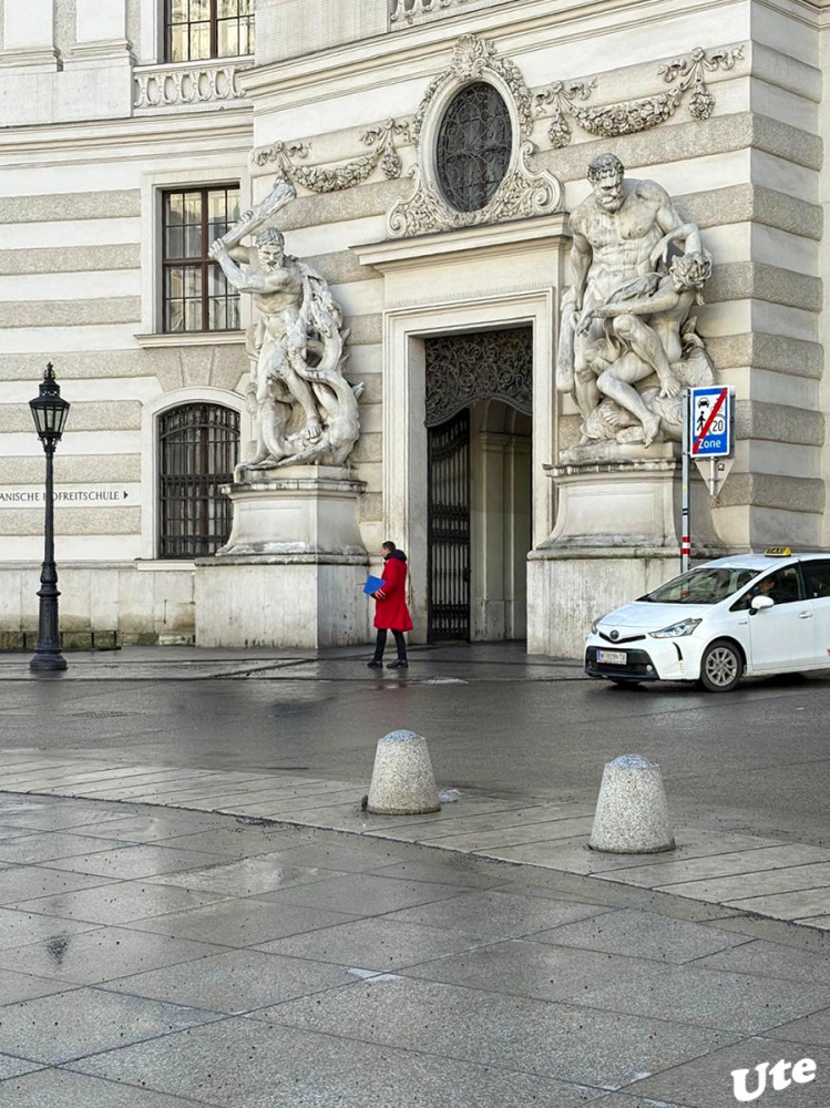 Eingang Spanische Hofreitschule
Die Spanische Hofreitschule ist eine im Michaelertrakt der Hofburg in Wien ansässige Reitinstitution, die ursprünglich der reiterlichen Ausbildung der kaiserlichen Familie diente. Sie ist einer der wichtigsten Orte zur Erhaltung der klassischen Reitkunst, wobei ausschließlich Lipizzaner ausgebildet werden. lt.Wikipedia
Schlüsselwörter: Österreich