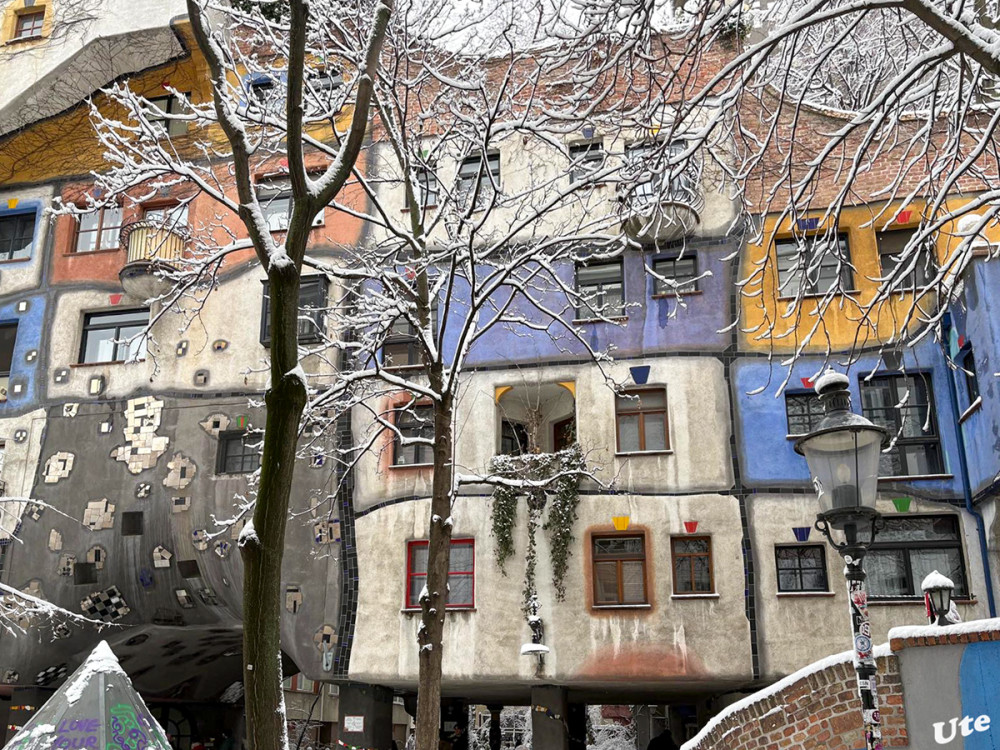 Hundertwasserhaus
Das Bauwerk hat ein weltweites Medienecho. Es zählt in Wien zu den viel fotografierten touristischen Sehenswürdigkeiten. Verschiedene Bereiche sind nicht frei zugänglich. lt. Wikipedia
Schlüsselwörter: 2026