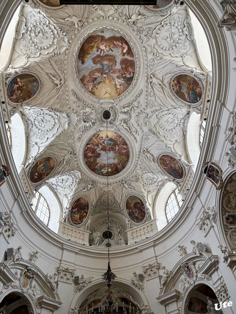 Servitenkirche
Die Kirche wurde von Carlo Martino Carlone nach einem von Andrea Palladio beeinflussten Entwurf gebaut und Mariä Verkündigung gewidmet. Der Spatenstich erfolgte am 11. November 1651. Die Kirche wurde 1670 geweiht, wobei die Fertigstellung des Innenausbaues weitere sieben Jahre dauerte. lt. Wikipedia
Schlüsselwörter: 2026