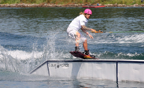 Wakeboarder
Wakeboarder auf einem Hindernis
Schlüsselwörter: Wakeboard Meisterschaft