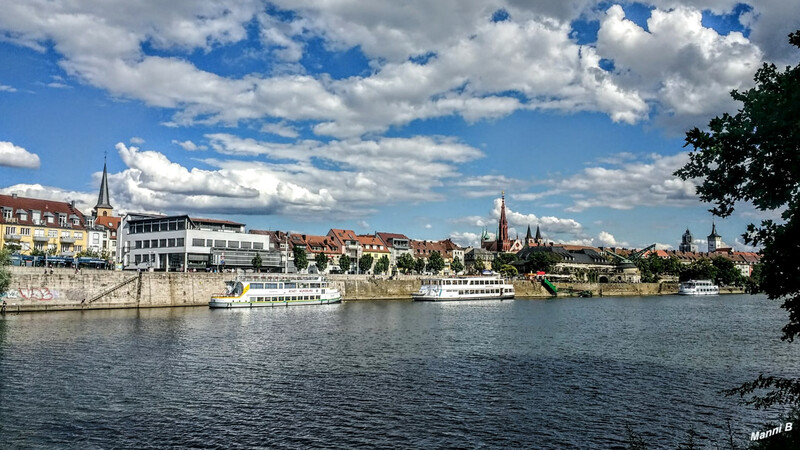 Würzburg
(latinisiert Herbipolis; bis ins 19. Jahrhundert auch Wirzburg) ist eine kreisfreie Stadt in Bayern (Bezirk Unterfranken). Die Stadt ist Sitz der Regierung von Unterfranken und des Landratsamtes Würzburg, wichtiger Schul- und Universitätsstandort sowie (seit 742) Sitz des gleichnamigen Bistums und damit geistlicher Mittelpunkt Mainfrankens. laut Wikipedia
Schlüsselwörter: Bayern