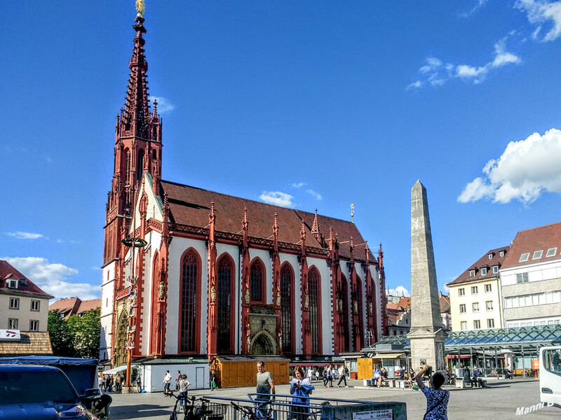 Würzburg
Die Marienkapelle in Würzburg ist ein gotischer Kirchenbau aus dem 14. Jahrhundert an der Nordseite des Unteren Marktes in Würzburg. Trotz ihrer Größe ist sie kirchenrechtlich eine Kapelle, laut Wikipedia
Schlüsselwörter: Bayern