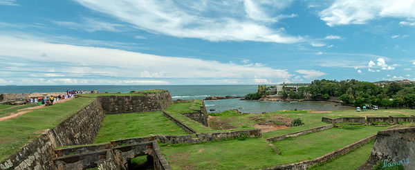 Galle - Festungsanlage
Auf knapp 3 km Länge umschließt eine Wallanlage mit insgesamt 14 Bastionen die Festung. Für den Bau wurden vor allem Granitsteine und Korallen verwendet. laut Wikipedia
Schlüsselwörter: Sri Lanka, Galle