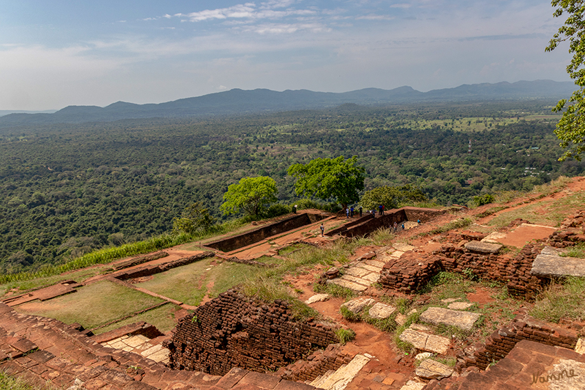Sigiriya - Löwenfelsen
. Auf dem Felsen befanden sich die Palastgebäude, von denen heute nur noch die Grundmauern zu sehen sind, da sie aus Holz gebaut waren. Es bestanden mehrere Zisternen, in denen aufgefangenes Regenwasser gesammelt wurde, um auch für den Fall einer längeren Belagerung ausreichende Trinkwasservorräte zur Verfügung zu haben. laut Wikipedia
Schlüsselwörter: Sri Lanka, Löwenfelsen, Sigiriya