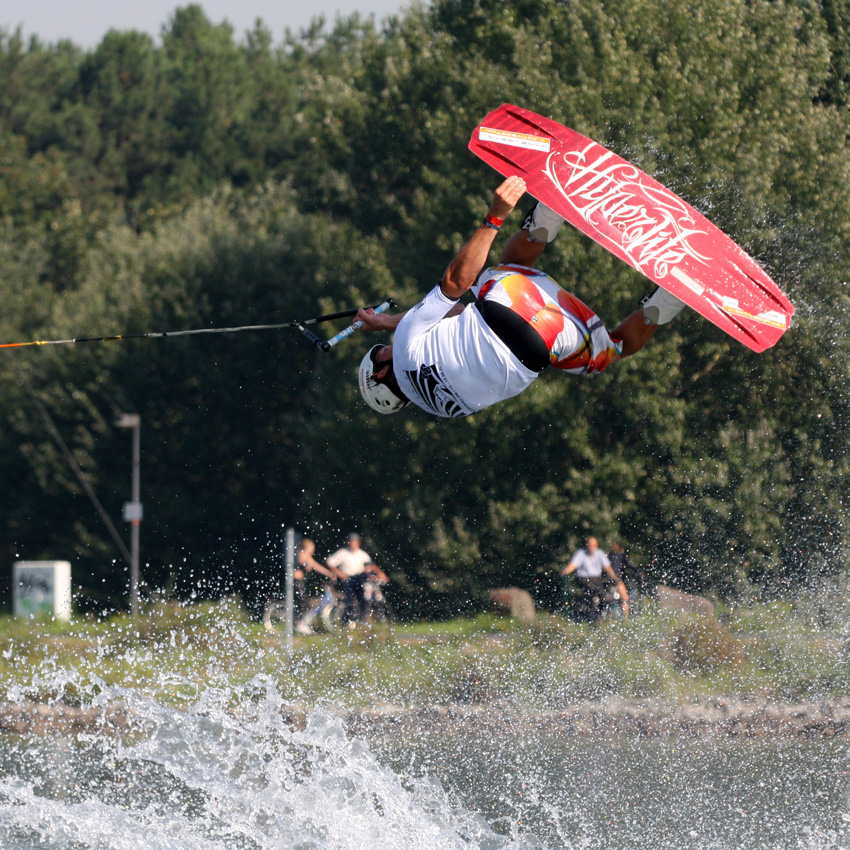 Wakeboarder
Inzwischen gibt es regelmäßige Wettkämpfe an Booten und Seilbahnen bis hin zu Weltmeisterschaften. Die Sportart Wakeboarden ist seit 2005 bei den World Games vertreten.

laut Wikipedia

Vorläufe zur Wakeboard Meisterschaft in Köln 2010
Schlüsselwörter: Wakeboard Meisterschaft