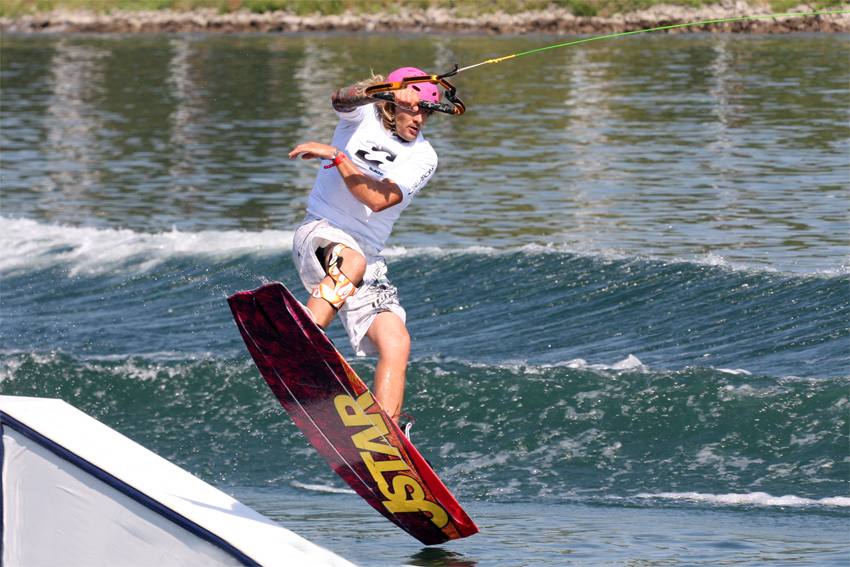 Wakeboard 
Verschiedene Anlagen sind mit künstlichen Hindernissen (funbox, box, kicker, rail, slider = engl. Obstacles) für Tricks versehen.

laut Wikipedia
Schlüsselwörter: Wakeboard Meisterschaft