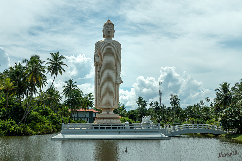 Tsunami Denkmal
besteht aus einer riesigen, sehr beeindruckenden Buddhastatue und einer Gedenktafel. Die Statue wurde von Japan zum Gedenken an die Tsunami Opfer von 2004 gespendet. laut holidaycheck.de 
Schlüsselwörter: Sri Lanka,