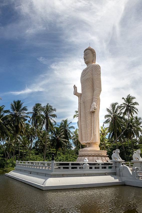 Tsunami Denkmal
besteht aus einer riesigen, sehr beeindruckenden Buddhastatue und einer Gedenktafel. Die Statue wurde von Japan zum Gedenken an die Tsunami Opfer von 2004 gespendet. laut holidaycheck.de
Schlüsselwörter: Sri Lanka,   