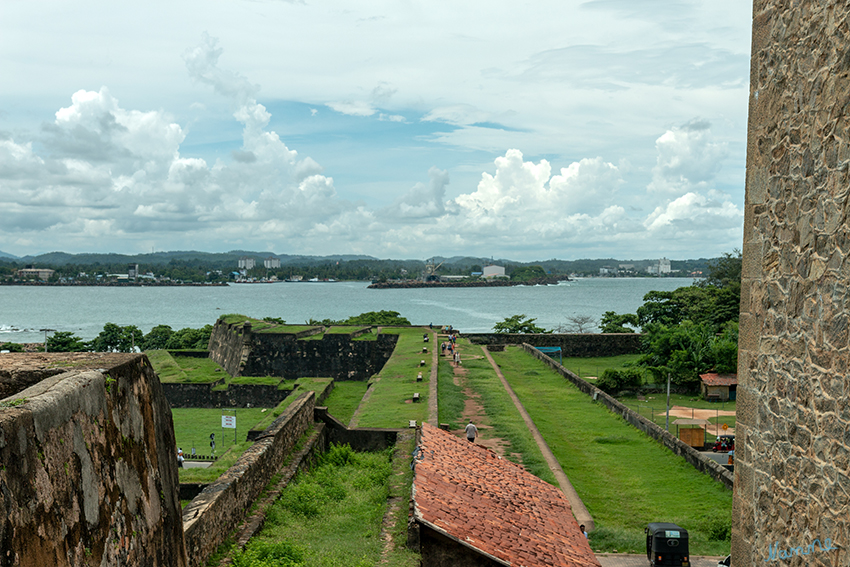 Galle - Festungsanlage
Die Altstadt liegt auf einer Landspitze, die von einem alten holländischen Fort umrundet ist. Die wuchtigen Festungsmauern wurden vor mehr als 350 Jahren aus Granitsteinen und Korallen erbaut und sind mehr als drei Kilometer lang.
Schlüsselwörter: Sri Lanka, Galle