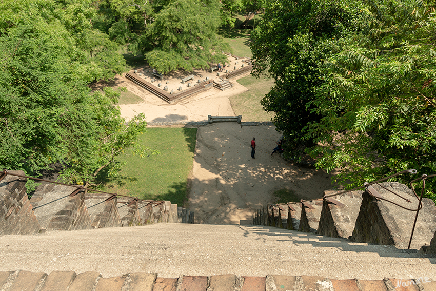 Yapahuwa
Die Treppe war ursprünglich in drei Abschnitte. Hier der erste Treppenabschnitt ist schlicht und stark.Der letzte Treppenabschnitt mit 35 Stufen ist jedoch sehr kunstvoll. laut amazinglanka.com
Schlüsselwörter: Sri Lanka, Yapahuwa