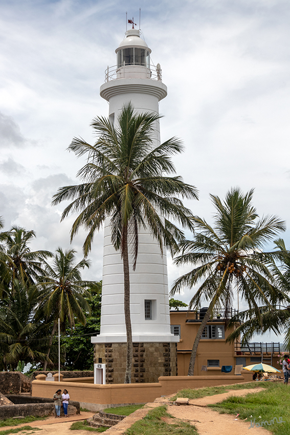 Galle - Leuchtturm
Der bestehenden 26,5 m hohe Leuchtturm wurde hier im Jahre 1939 errichtet. Das ursprüngliche Licht wurde mit einer Glasprismenlinse schwimmend betrieben. Er liegt strategisch günstig am südlichen Ende der Landzunge, ca. 6 Meter über dem Straßenniveau direkt an der Festungsmauer. laut tripadvisor.de
Schlüsselwörter: Sri Lanka, Galle