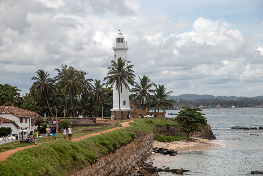 Galle - Leuchtturm
Der Leuchttum Galle Lighthouse (Pointe de Galle) ist ein Onshore- Leuchtturm (on shore = auf der Küste bzw. auf Land off shore = vor der Küste) in Galle und wie überall natürlich eine Touristenattraktion. Er ist der älteste Leuchtturm in Sri Lanka aus dem Jahr 1848, der ursprünglich 24,5 m hohe Leuchtturm wurde von den Briten gebaut, wurde jedoch durch einen Brand im Jahre 1934 zerstört. laut tripadvisor.de



Schlüsselwörter: Sri Lanka, Galle