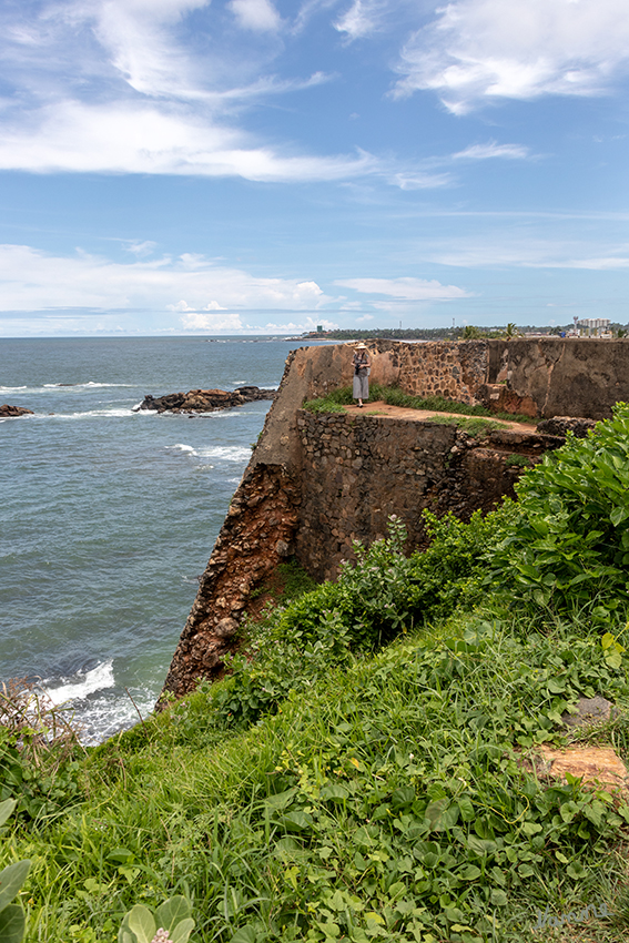 Galle - Festungsanlage
Auf knapp 3 km Länge umschließt eine Wallanlage mit insgesamt 14 Bastionen die Festung. Für den Bau wurden vor allem Granitsteine und Korallen verwendet. laut Wikipedia 
Schlüsselwörter: Sri Lanka, Galle