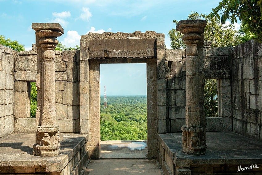 Yapahuwa
Blick durchs Tor nach unten
Trotz Einbeziehung des steilen Felsens in die Festungsanlage, wie im antiken Sigiriya, handelt es sich bei Yapahuwa um keine Burg, sondern um eine doppelt umwallte kleine Festungsstadt. Wie im Falle Sigiriyas wurde ein Königs-Palast integriert, von dem aber nur die besagte Palasttreppe erhalten ist. laut srilanka-reiseziele.com
Schlüsselwörter: Sri Lanka, Yapahuwa