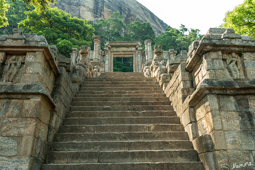 Yapahuwa
Haupt-Sehenswürdigkeit Yapahuwas ist eine Prachttreppe, deren obere Treppenflucht mit eindrucksvollen Skulpturen und Reliefs dekoriert ist. Yapahuwa ist die einzige erhaltene mittelalterliche Festung Sri Lankas. laut srilanka-reiseziele.com
Schlüsselwörter: Sri Lanka, Yapahuwa