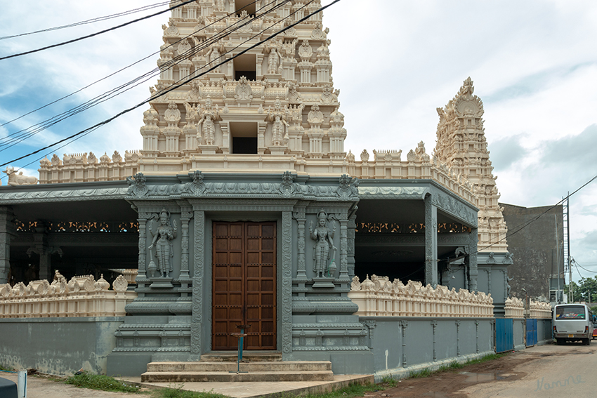 Galle - Hindutempel
Im Hinduismus repräsentiert der Tempel (mandir) den Kosmos schlechthin. Im Tempel berühren sich die Welt der Götter und die Welt der Menschen. Im Gegensatz zum Abhalten der häuslichen Riten ist der Tempelbesuch jedoch nicht obligatorisch; es gibt fromme Hindus, die nie oder nur selten in einen Tempel gehen. laut Wikipedia
Schlüsselwörter: Sri Lanka, Galle