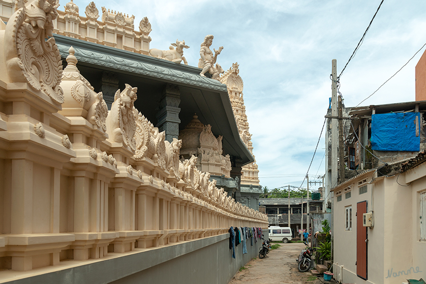 Galle - Hindutempel
Bei frühen und auch bei hochmittelalterlichen Hindutempeln muss man davon ausgehen, dass sowohl die Figuren als auch die übrigen Bau- und Dekorelemente – vergleichbar den griechischen Tempeln oder den mittelalterlichen Kathedralen – farbig gefasst waren. laut Wikipedia
Schlüsselwörter: Sri Lanka, Galle