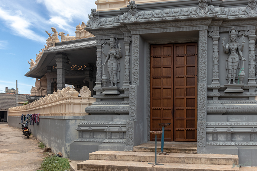 Galle - Hindutempel
Hindutempel sind regelmäßig in Ost-West-Richtung ausgerichtet, wobei die Eingangsseite meist, aber nicht immer, nach Osten weist. laut Wikipedia
Schlüsselwörter: Sri Lanka, Galle