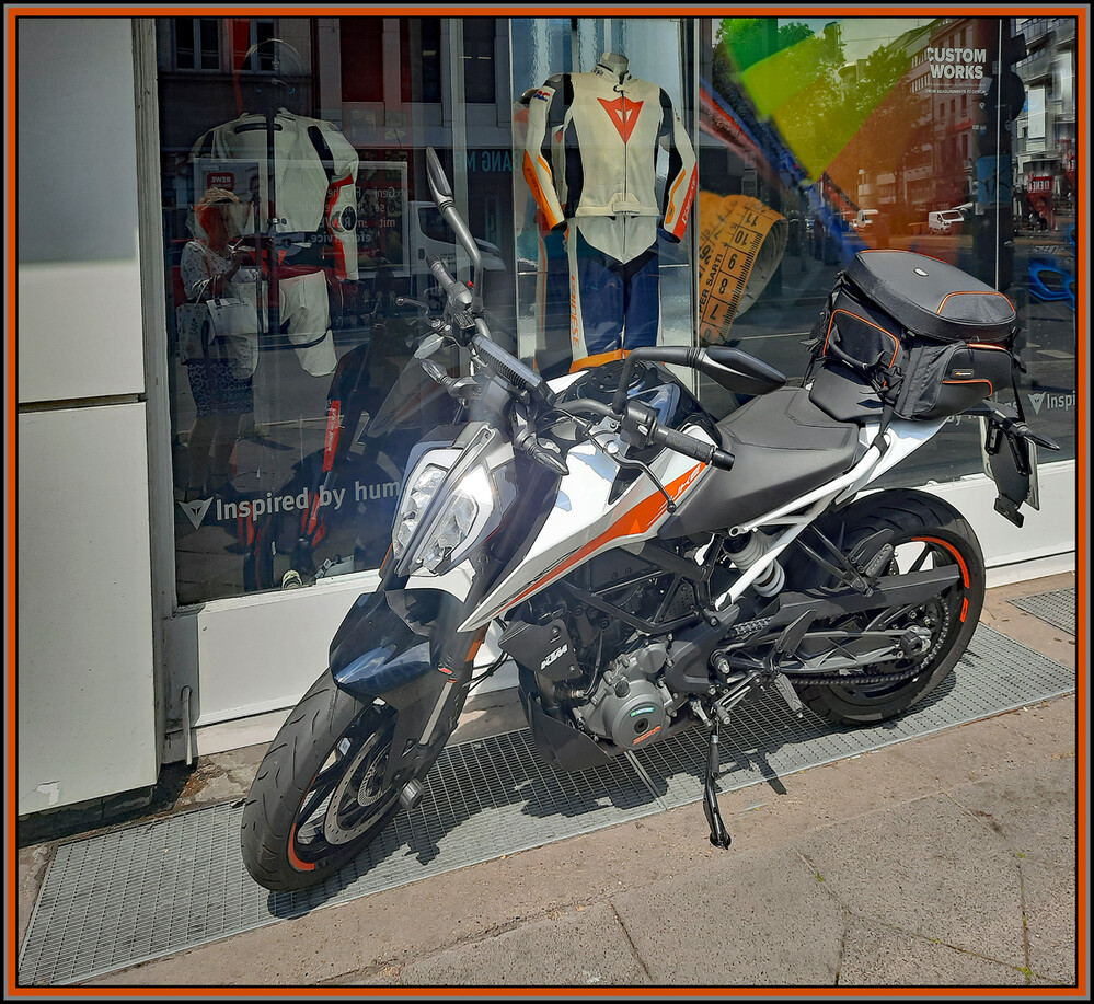 Fortbewegungsmittel "Passend abgestellt - Das Reklame - Motorrad"
Elise
Schlüsselwörter: 2023