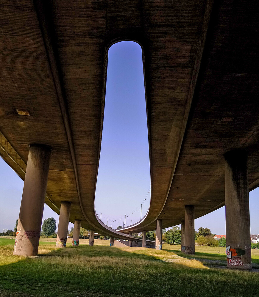 Unter der Brücke
GannaZ
Schlüsselwörter: 2021