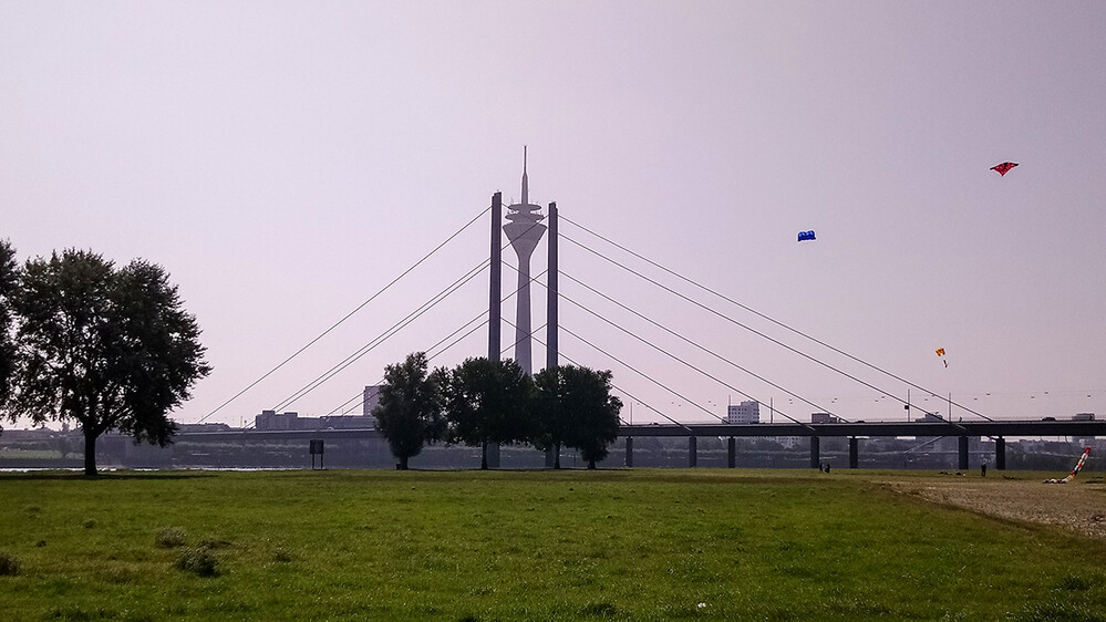 Rheinturm umzingelt 1
GannaZ
Schlüsselwörter: 2021