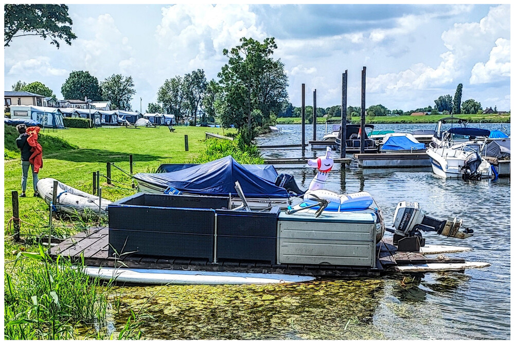 Fortbewegungsmittel "Badeinsel auf 7 alten Surfbrettern mit Außenbordmotor-1"
Manni
Schlüsselwörter: 2023