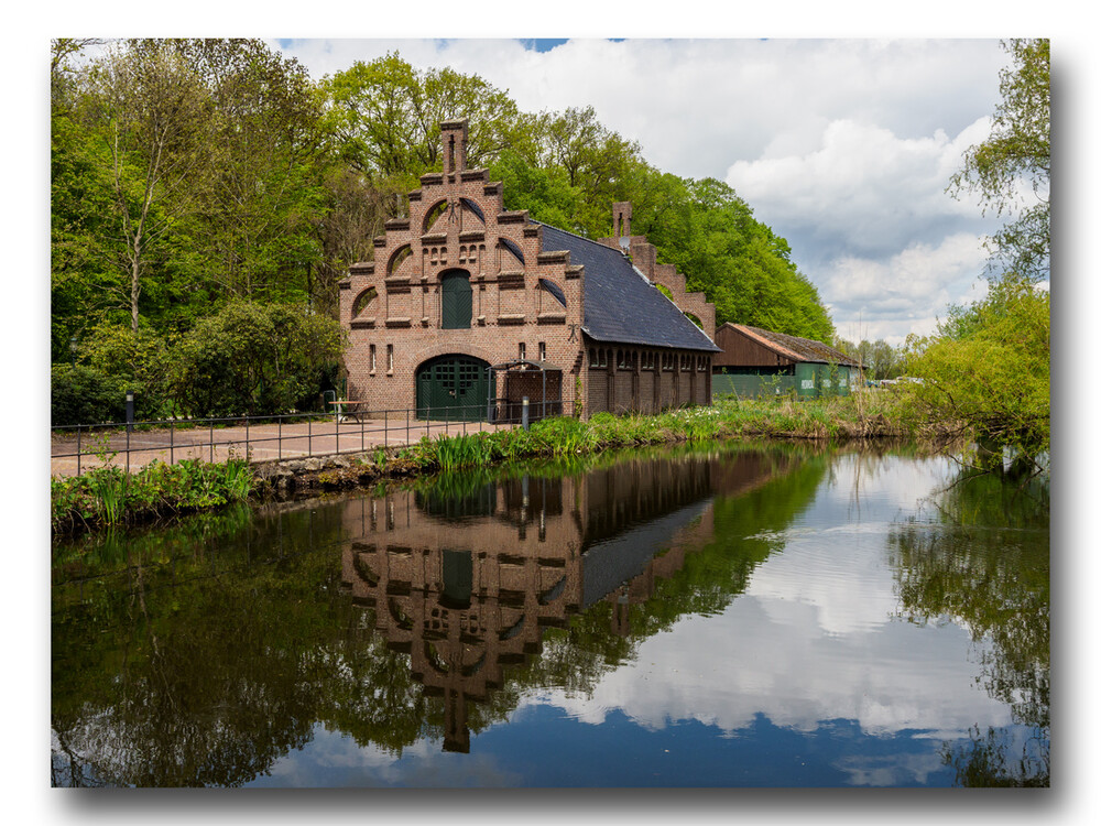 Spiegelung "Rittergut Birkhof historischer Giebelspeicher in schinkelscher Bauweise"
Gerd
Schlüsselwörter: 2021