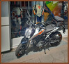 Dateiname=Elise_-Passend_abgestellt_-_Das_Reklame_-_Motorrad.jpg
Dateigröße=1296KB
Abmessungen: 1200x1101
hinzugefügt am: 26. Juli 2023 Elise_-Passend_abgestellt_-_Das_Reklame_-_Motorrad.jpg