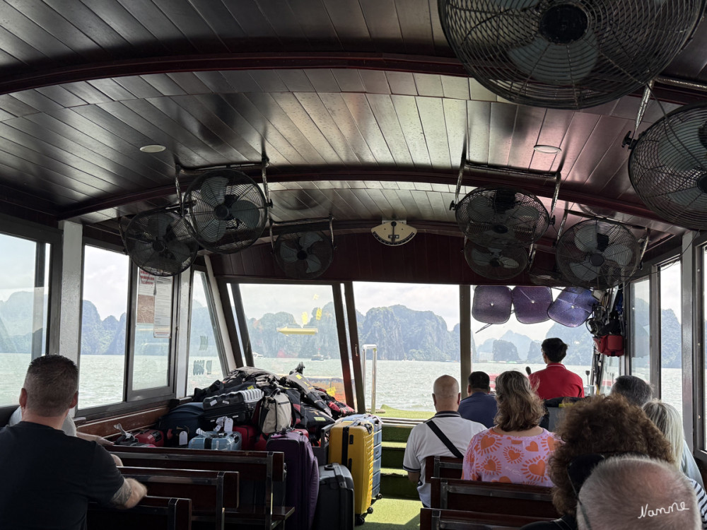 Mit dem Tenderboot zu unserer Dschunke
Die Halong-Bucht (vietnamesisch: Vịnh Hạ Long) ist ein rund 1500 km² großes Gebiet im Golf von Tonkin in der Provinz Quảng Ninh. (wikipedia)
Schlüsselwörter: 2026