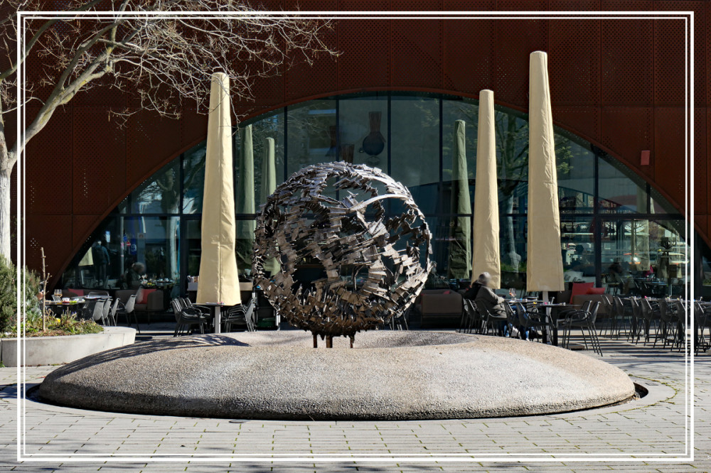 Frei  „Skulptur in Düsseldorf“
Elise
Schlüsselwörter: 2026