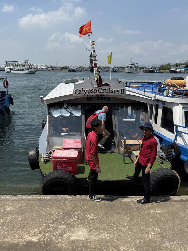 Mit dem Tenderboot ging es zu unserer Dschunke.
Die Halong-Bucht liegt im Nordosten von Vietnam. (wikipedia)
Schlüsselwörter: 2026