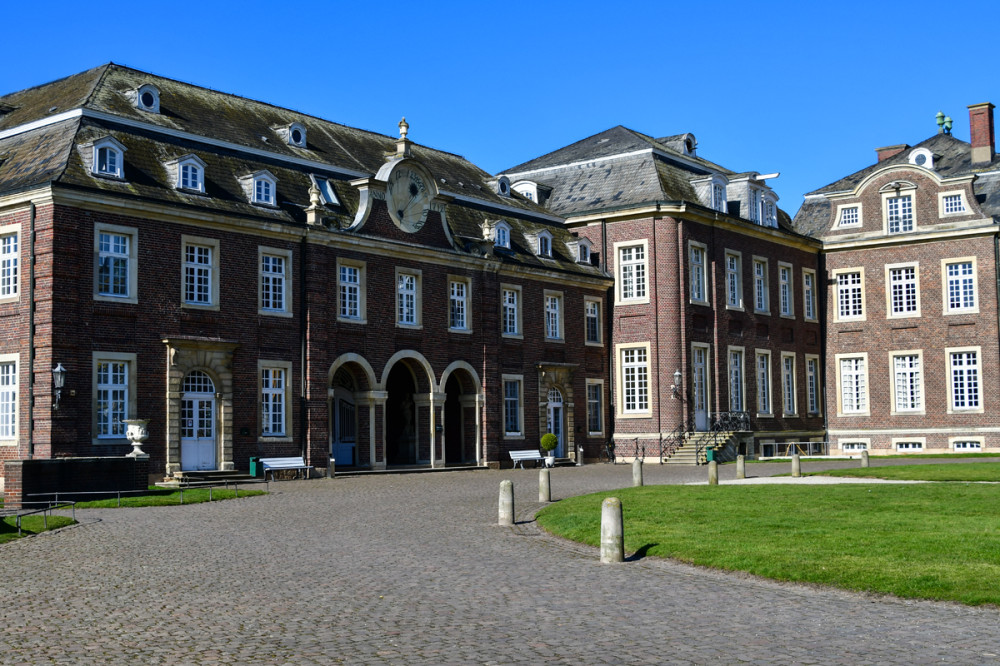 Schlösser, Burgen und Festungen  "Innenhof Schloss Nordkirchen" 
Perla
Schlüsselwörter: 2025