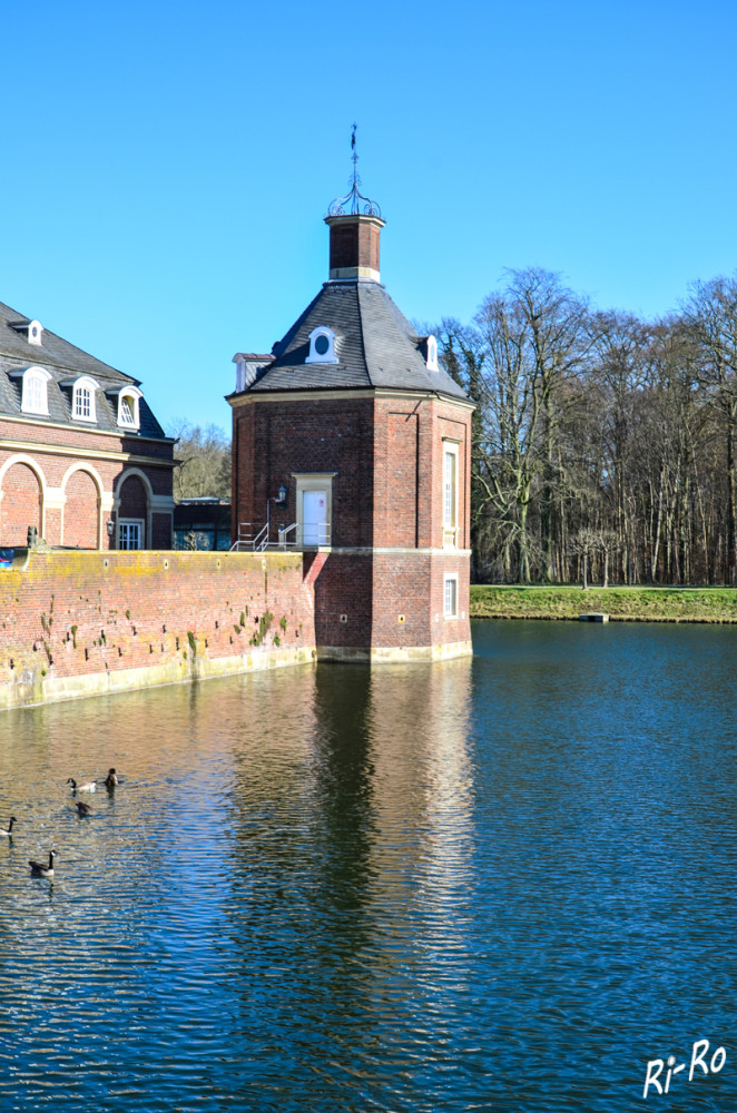 Eckpavillon Schloss Nordkirchen
1704 begannen die Arbeiten am formalen Garten im Westen der Schlossinsel. Dieser bezog sich mit seiner Zentralachse auf die Westbrücke u. mit den seitlichen Begrenzungen auf die Turmpavillons der Schlossinsel. An der Stelle des ehemaligen nordöstlichen Batterieturmes liegt heute der Eckpavillon, das Hochzeitstürmchen. (nordkirchen)
Schlüsselwörter: 2025
