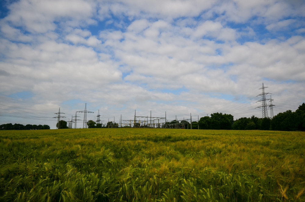 Umspannwerk
es ist ein Knotenpunkt, in dem Strom auf eine andere Spannungsebene transformiert wird. (naturenergie-netze)
Schlüsselwörter: 2025