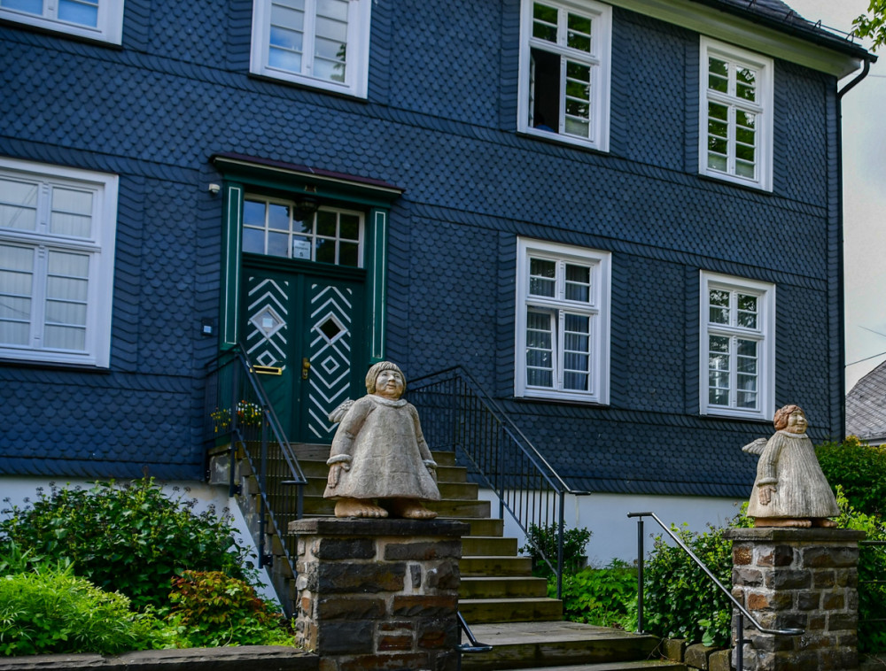 Engel vorm Haus
Denkmalgeschütztes Pfarrhaus mit Figuren von Christel Lechner. (Baudenkmäler_in_Schmallenberg)
Schlüsselwörter: 2026
