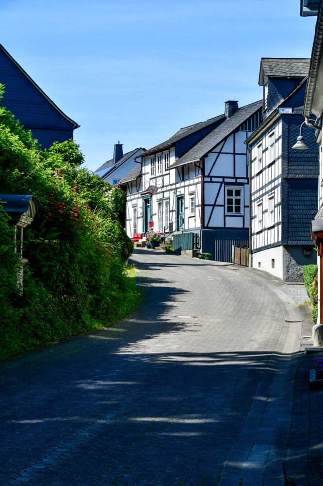 Die Fachwerkhäuser 
stehen wie Perlen einer Schmuckkette malerisch nebeneinander. (Gästeinformation)


Schlüsselwörter: 2025