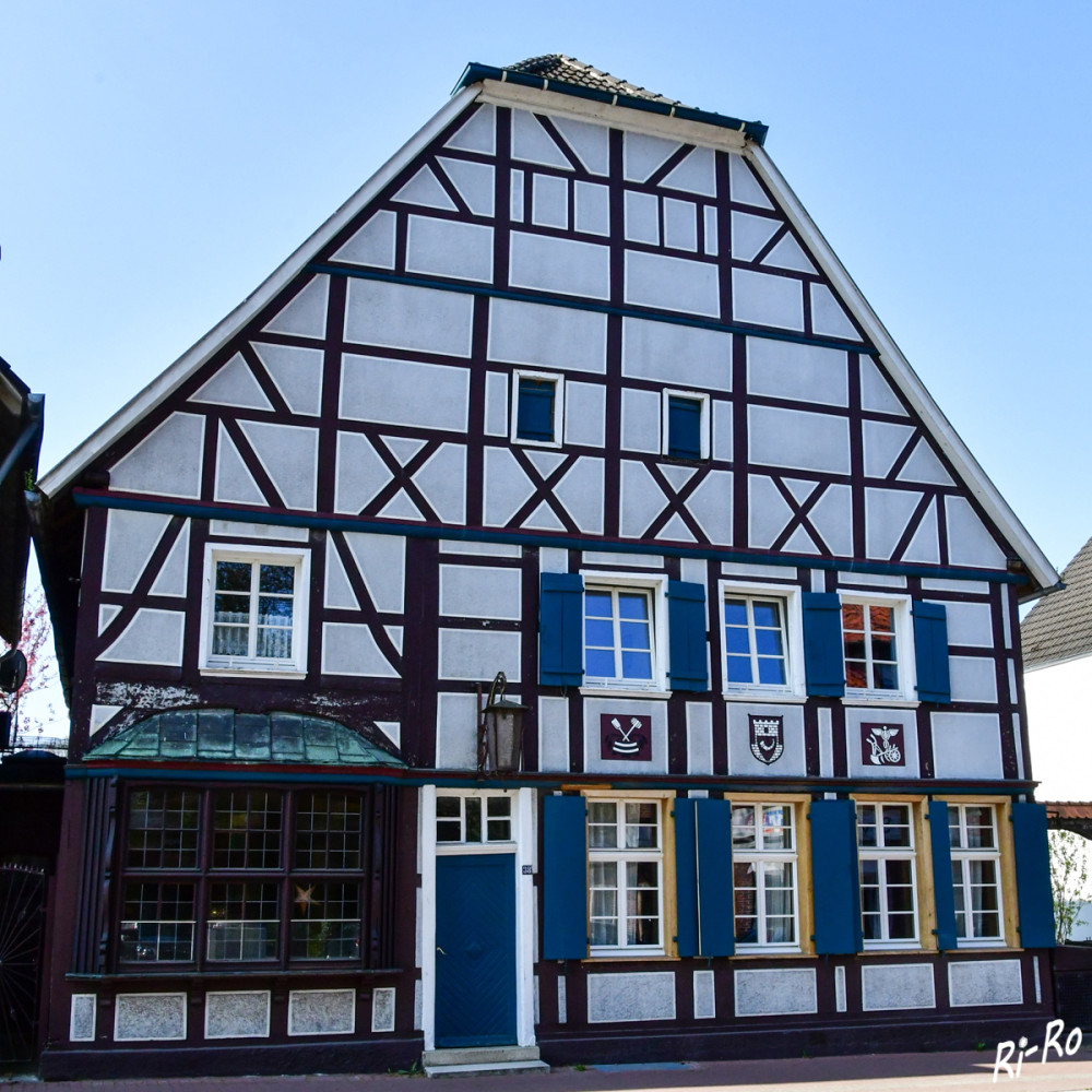 Sehenswert
ist der historische Ortskern Datteln-Horneburg. Die meisten der verbliebenen alten Fachwerkhäuser stammen nach mehreren Brandkatastrophen in der Geschichte der Freiheit aus dem 18. Jahrhundert. (horneburg.nrw)


Schlüsselwörter: 2025