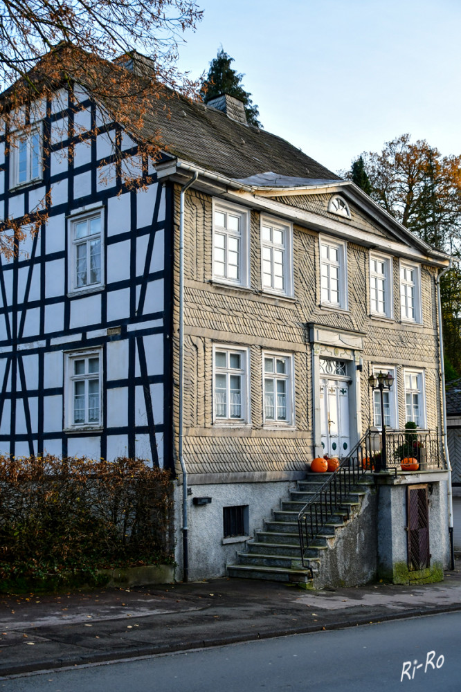 Historisches Fachwerkhaus mit Schieferverkleidung
Die Verwendung von Verkleidungen hat oft auch historische Wurzeln u. ist in bestimmten Regionen üblich. Die Erhaltung u. Restaurierung solcher Gebäude ist von großer Bedeutung. (kompetenzzentrum-fachwerk)


Schlüsselwörter: 2025