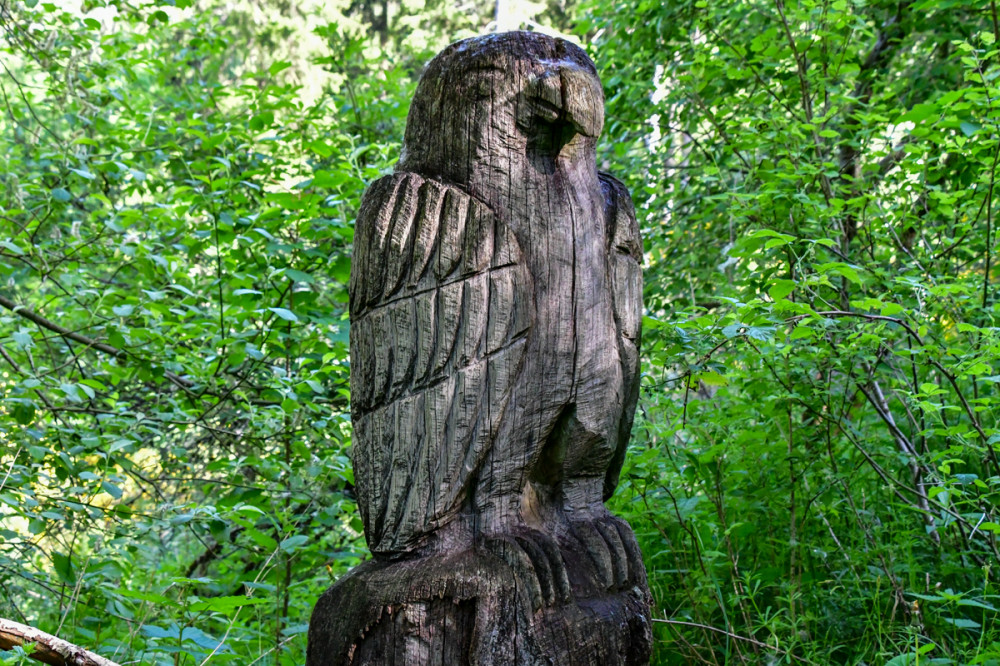 Holzskulptur
International bekannte Künstler haben mit ihren Kunstwerken am Wegesrand des Wald-Skulpturen-Wegs einen zumindest in Deutschland einmaligen Kunstwanderweg geschaffen. Die Landschaft, welche die Kunstwerke umgibt, wird vor allem geprägt von Fichten in den Kammbereichen u. von Mischwäldern in den Tälern. (Sauerland info)


Schlüsselwörter: 2026