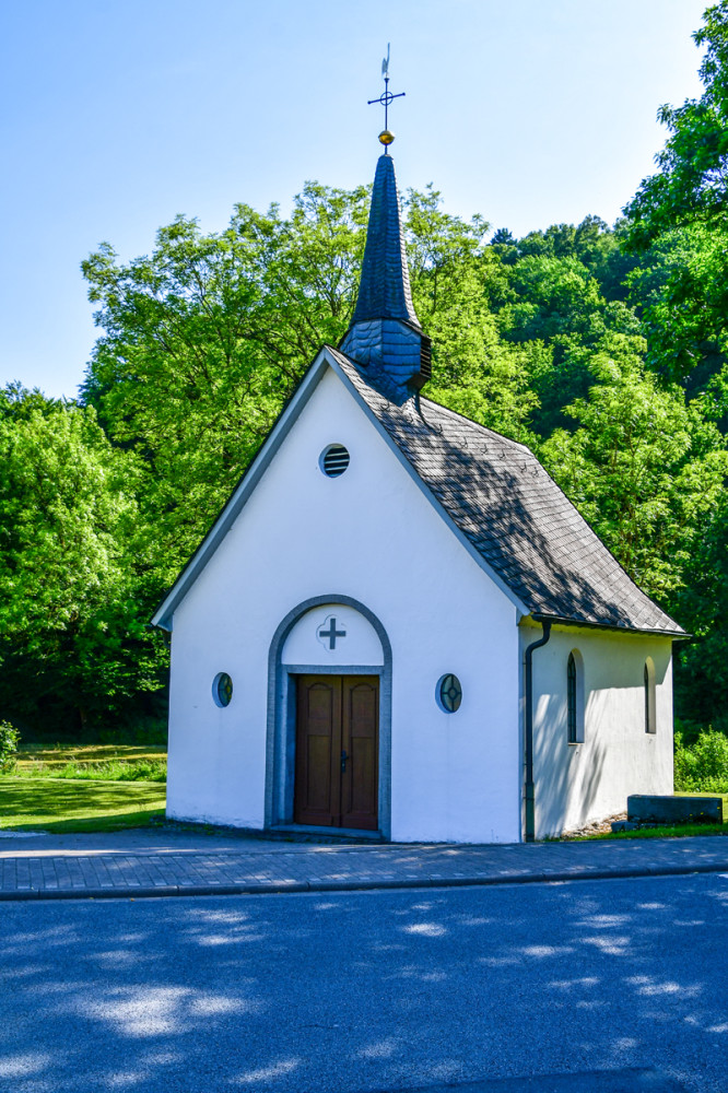 Am Wegrand
Eine Kapelle ist eine baulich kleine Bet-, Gottesdienst- oder Andachtsräumlichkeit. (wikipedia)
Schlüsselwörter: 2025