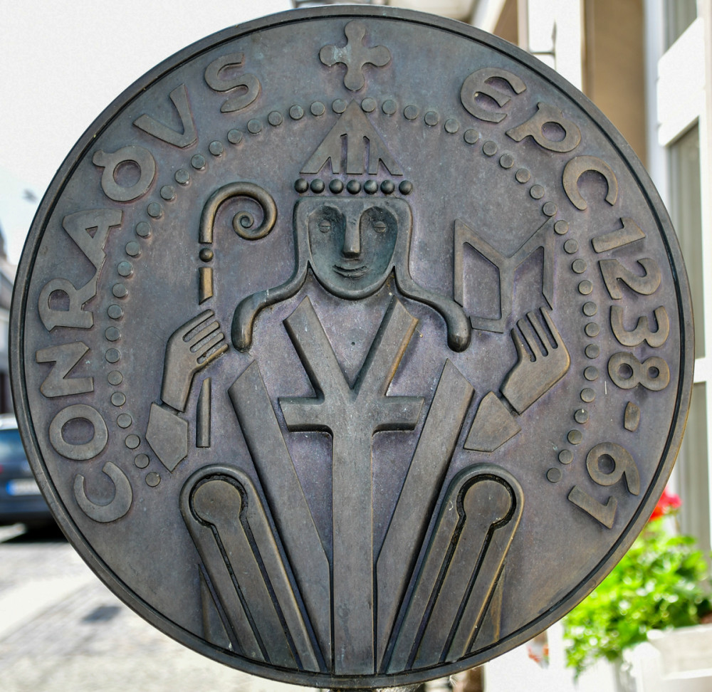 Nachbildung des Schmallenberger Pfennigs
Die Münzprägung in Schmallenberg begann vermutlich um 1244 unter dem Erzbischof Konrad von Hochstaden u. endete unter dem Erzbischof Siegfried von Westerburg. Insgesamt gibt es 13 verschiedene Münztypen. (wikipedia)
Schlüsselwörter: 2026