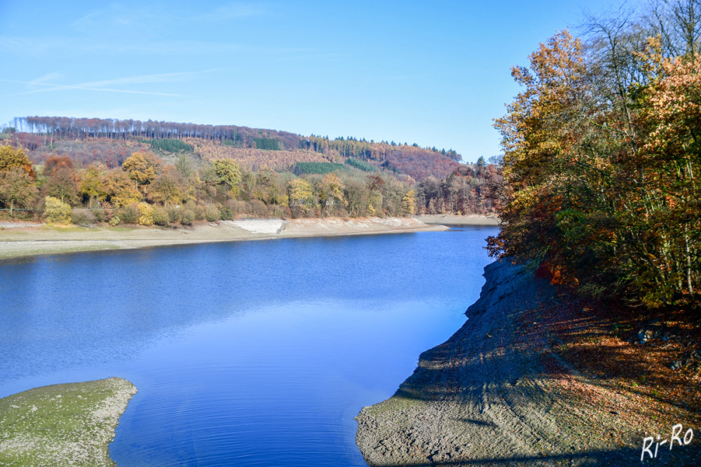 Niedriger Wasserspiegel im Hennesee
Die Hauptnutzung dieses Wasserspeichers bedient den Wasserverbrauch der unteren u. mittleren Ruhr. Die Hochsauerlandwasser GmbH kümmert sich um die Aufbereitung des Trinkwassers. (sehenswuerdigkeiten-sauerland)
Schlüsselwörter: 2025